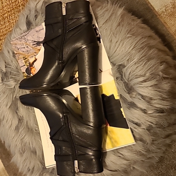 VINCE CAMUTO BLACK LEATHER STRAPPY ANKLE BOOTS sz 9 - Picture 6 of 9